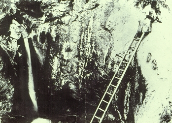 Peter Brelih kleše stopnice v skalo. Fototeka MMI