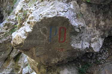 Znak Slovenskega planinskega društva z letnico ustanovitve podružnice Cerkno.