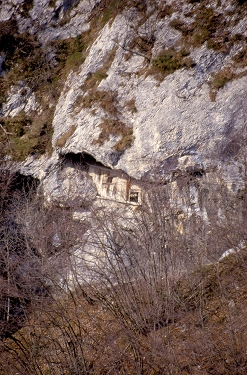 Bunker v steni Velikega Njivča.